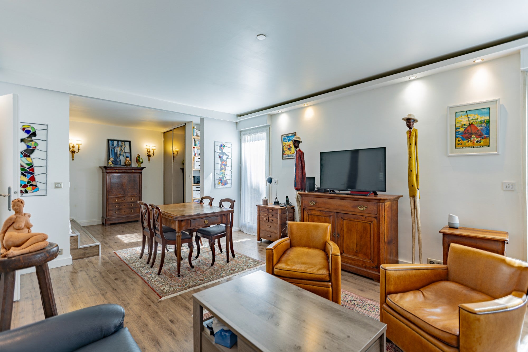 Séjour traversant de 24 m² avec coin repas et estrade de la chambre en arrière-plan, photographié par KEY STUDIO